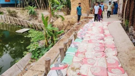 নিজ উদ্যোগে রাস্তা সংস্কার করলেন তরুণরা