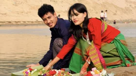 সপরিবারে বিজু উৎসবে মেতে উঠলেন মিতুল মারমা