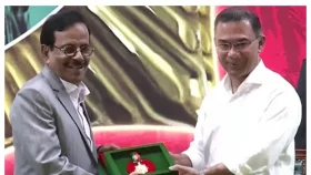 স্বাধীনতা পুরস্কার হাতে পেলেন হানিফ সংকেত