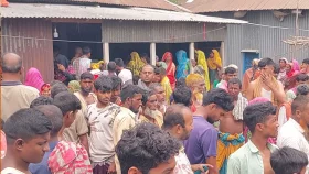 বাবার কোলে থাকা ৫ বছরের শিশুকে কুপিয়ে হত্যা