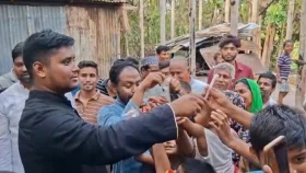 নির্বাচনি এলাকায় মোমবাতি বিতরণ করলেন হাসনাত