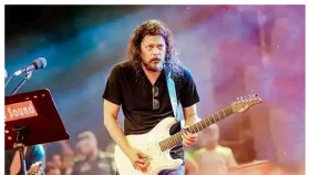জেমসের নগরবাউলে ভাঙন
