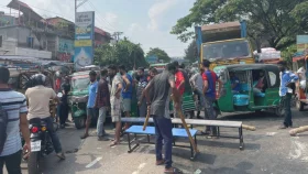 ঢাকা-কুয়াকাটা মহাসড়ক অবরোধ