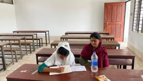 চাচার হাতুড়িপেটায় ভেঙেছে হাত, শ্রুতিলেখকের মাধ্যমে পরীক্ষা দিল বিথী
