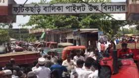 বালুর ট্রলিতে সড়ক অবরুদ্ধ, ফটিকছড়িতে পরীক্ষার্থীদের ভোগান্তি