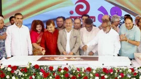 ১৩তম প্রতিষ্ঠাবার্ষিকীতে ফুলেল শুভেচ্ছায় সিক্ত এশিয়ান টিভি&nbsp;