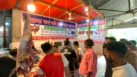 কম দামে গরুর মাংস বিক্রি করে আলোচনায় মুরাদনগরের বিক্রেতা