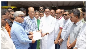 ফরিদপুর পৌরসভার নাগরিক ভোগান্তি নিয়ে স্মারকলিপি প্রদান