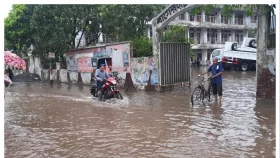 টানা বৃষ্টিতে জলমগ্ন বাগেরহাট শহর, দুর্ভোগে হাজারো মানুষ