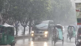 সাতসকালে ঢাকায় ঝুম বৃষ্টি