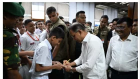 নিজ কলেজের শিক্ষার্থীদের কাছে পেয়ে স্মৃতিকাতর প্রধানমন্ত্রী