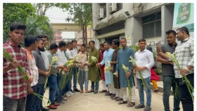 নবীন শিক্ষার্থীদের ফুল দিয়ে বরন করে নিলেন জবি ছাত্রদল