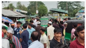 ত্রিশালে সিএনজির ভাড়া বৃদ্ধির প্রতিবাদে সড়ক অবরোধ