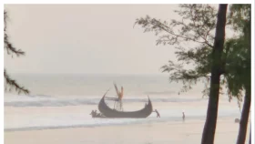 টেকনাফে সরকারি নিষেধাজ্ঞা অমান্য করে সাগরে চলছে মাছ শিকার