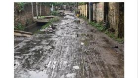 দুই যুগেও সংস্কার হয়নি পৌরসভার সড়ক, চলাচলে দুর্ভোগ