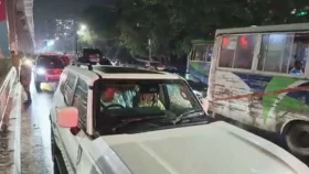 স্ত্রীকে নিয়ে নিজেই গাড়ি চালিয়ে গেলেন প্রধানমন্ত্রী