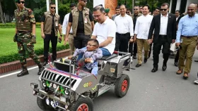 প্রতিবন্ধী ওয়াকিমুলের স্মার্ট কারে চড়লেন প্রধানমন্ত্রী