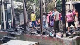 তিন সন্তানকে বাঁচিয়ে আগুনে পুড়ল মা-বাবা