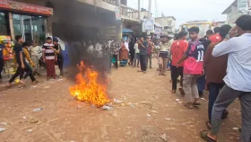 কুমিল্লায় মাদ্রাসা ছাত্রীকে ধর্ষণচেষ্টা, টায়ার জ্বালিয়ে সড়ক অবরোধ