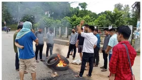 সাজেকে সড়ক অবরোধ, পর্যটকদের ভোগান্তি