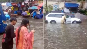 সামান্য বৃষ্টিতে রাজধানীর সড়কে জলাবদ্ধতা, দুর্ভোগ