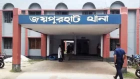 জয়পুরহাটে ফুটবল খেলাকে কেন্দ্র করে স্কুলছাত্রকে ছুরিকাঘাত, আটক ২