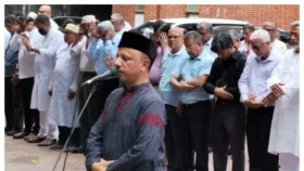 জানাজা শেষে শহীদ মিনারে নেয়া হচ্ছে আতাউর রহমানের মরদেহ