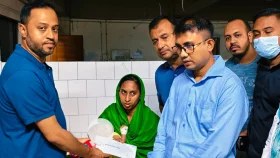 হামে আক্রান্ত শিশুর পাশে দাঁড়ালেন ডা. জুবাইদা রহমান