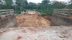 উদ্বোধনের আগেই ভাঙল তিন কোটি টাকার সেতুর সংযোগ সড়ক, অনিয়মের অভিযোগ