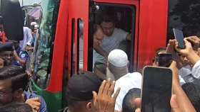 বাস থামিয়ে ধর্মমন্ত্রী কায়কোবাদের সাথে প্রধানমন্ত্রীর কুশল বিনিময়