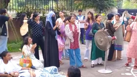 প্রক্টরের পদত্যাগ দাবিতে রাতভর&nbsp;উপাচার্যের বাসভবনের সামনে আন্দোলন