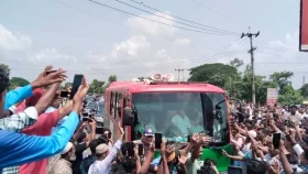 কুমিল্লায় পথে পথে নেতাকর্মীদের ভালোবাসায় সিক্ত প্রধানমন্ত্রী