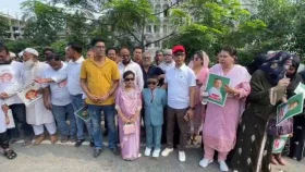 মহাসড়কের ১৯ কিলোমিটার ফুলের পাপড়ি ছিটিয়ে প্রধানমন্ত্রীকে শুভেচ্ছা&nbsp;