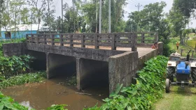 মাধবপুরে সংযোগ সড়ক না থাকায় ২০ বছরেও চালু হয়নি সেতুটি