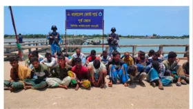 সেন্টমার্টিন উপকূলে ২,৪০০ বস্তা সিমেন্টসহ পাচারচক্রের ৩৩ সদস্য আটক