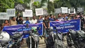 এনবিআরের সামনে বাইকারদের মানববন্ধন