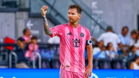 ন্যু স্টেডিয়ামে সমর্থকদের নীরব প্রতিবাদের মুখে মেসিরা