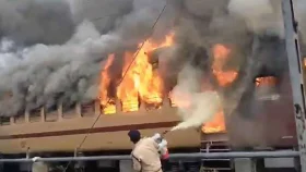 ভারতে দাঁড়িয়ে থাকা ট্রেনে হঠাৎ আগুন, আতঙ্ক