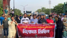 জাবিতে জাকসুর বিক্ষোভ ও মহাসড়ক অবরোধ