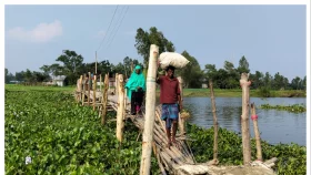 জরাজীর্ণ সাঁকোর ওপর ভরসা, ঝুঁকিতে হাজারো মানুষের জীবন