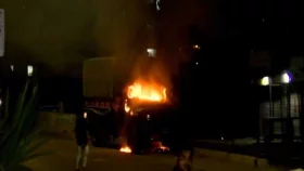 রণক্ষেত্র চট্টগ্রাম, পুলিশের গাড়িতে আগুন