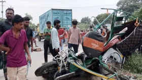 যশোরে কাভার্ডভ্যান চাপায় নিহত চার, সড়ক অবরোধ &nbsp;