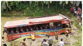 কুষ্টিয়ায় বাস-ট্রাক সংঘর্ষে নিহত ৫, বহু হতাহতের শঙ্কা