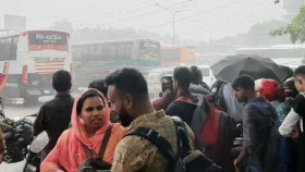 ঢাকায় ঝুম বৃষ্টিতে ঈদযাত্রায় ভোগান্তি
