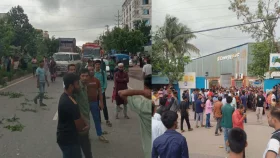 নবীনগর-চন্দ্রা মহাসড়ক অবরোধ, ঘরমুখোদের ভোগান্তি