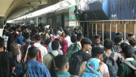 ভিড় বাড়ছে কমলাপুরে, ট্রেনে স্বস্তির ঈদযাত্রা