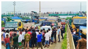 সড়ক সংস্কারের দাবিতে ঢাকা-চট্টগ্রাম মহাসড়কে অবরোধ
