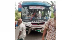 পটুয়াখালীতে বাসের ধাক্কায় ইজিবাইক চালক নিহত