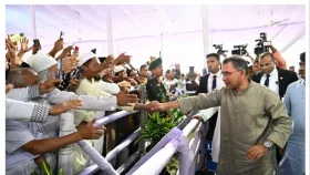 মুসল্লিদের সঙ্গে ঈদের শুভেচ্ছা বিনিময় করলেন প্রধানমন্ত্রী