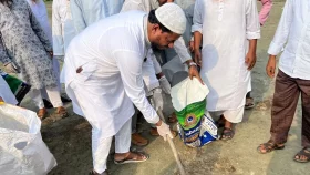 পশুর হাটের ময়লা নিজেই পরিষ্কার করলেন জামায়াত এমপি